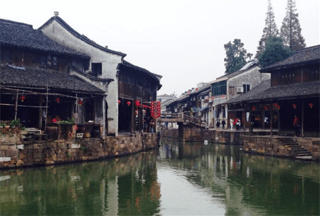 浙江这一古镇，河网遍及，水街相依，众桥飞跨，一派江南水乡美景