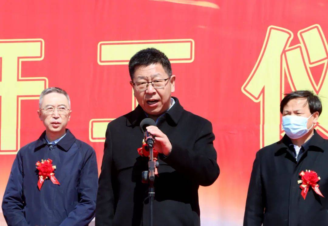 仪式上,通辽市人民政府副市长钟卫华宣布项目开工.