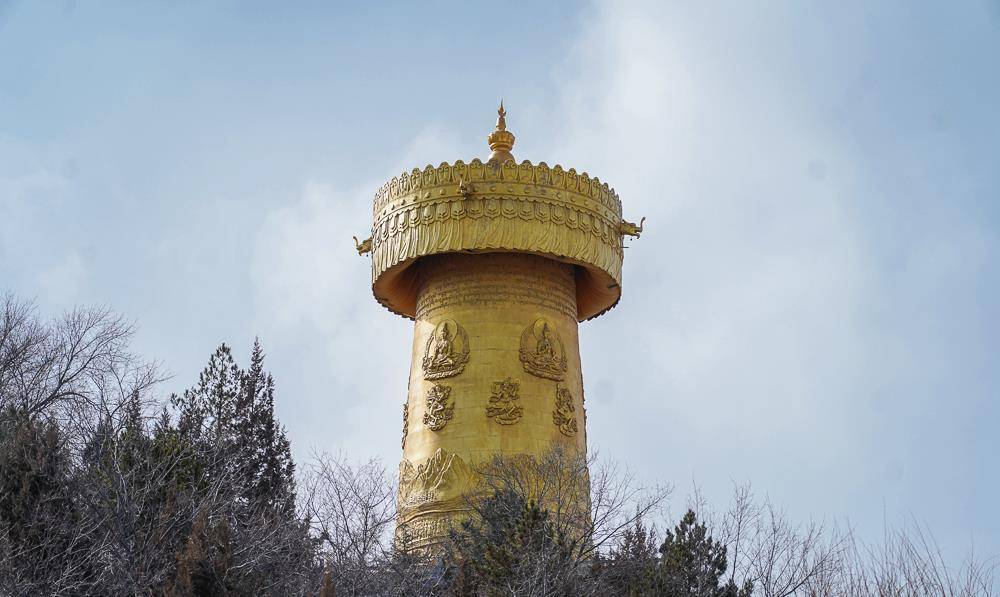 由转经筒,大佛寺,汉庙,红军长征博物馆和迪庆历史博物馆等建筑组成