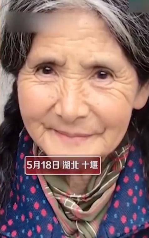 66岁农村老太因颜值走红眼神清澈面相虽老但少女感却十足