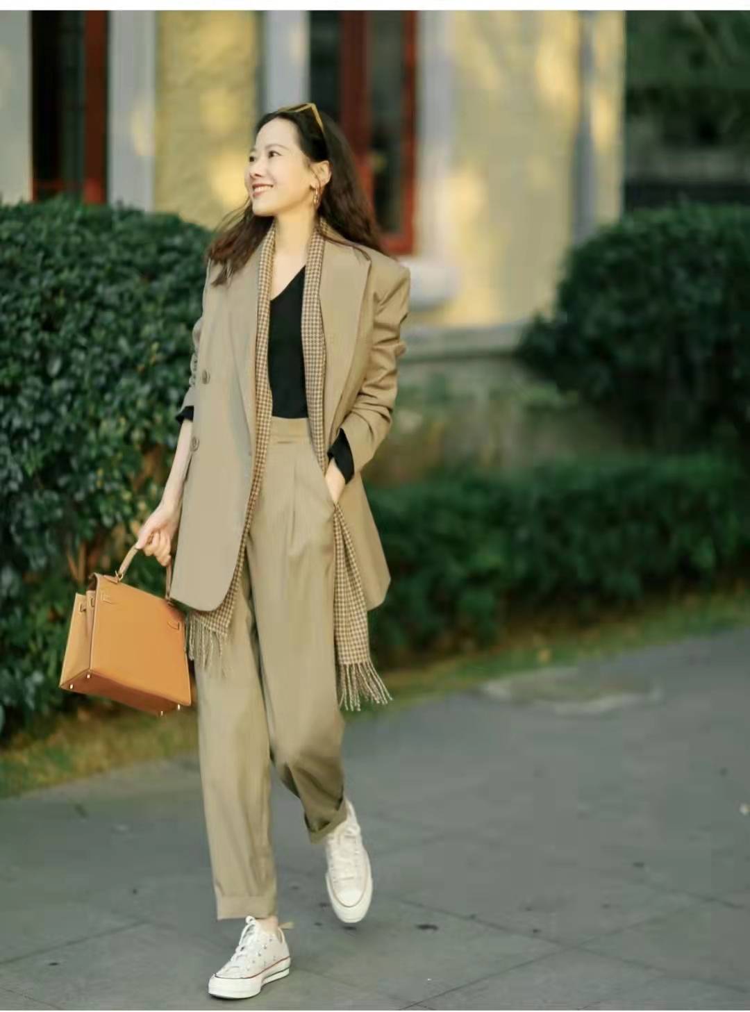白色帆布鞋怎么搭配衣服裤子好看