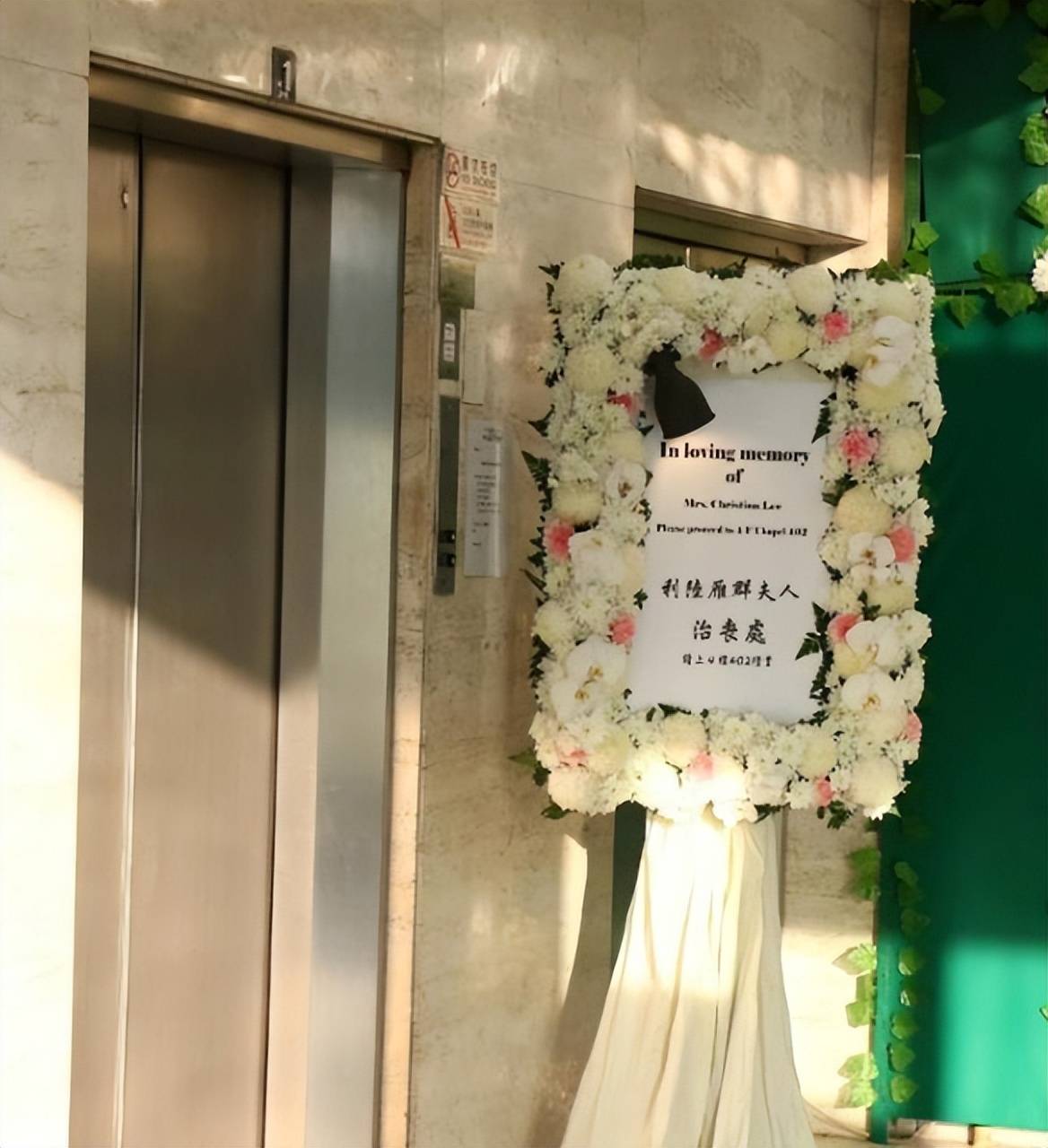 陆雁群的葬礼非常简单.灵车上只有一些鲜花,没有牌匾.