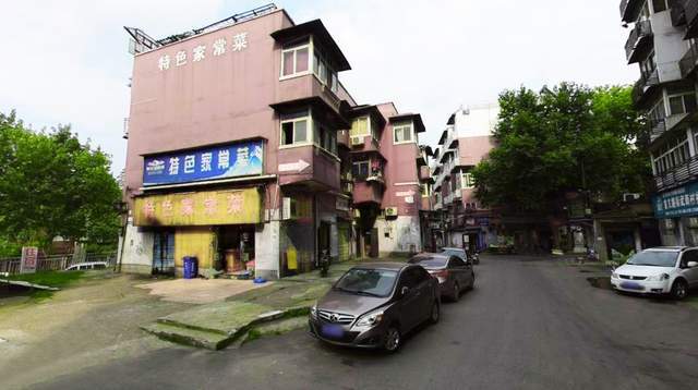 武汉闹市区有座火车站专属宿舍，抬头可看进站口，曲折小巷像迷宫