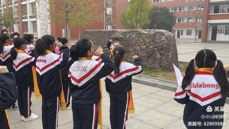 "圣贤言志""杏坛讲学"这两组雕塑正是昭示了我们油田十中"学而不厌,诲