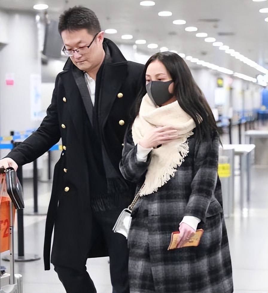 姚笛与好友聚餐彻底放飞自我夫妻状态引热议网友各玩各的