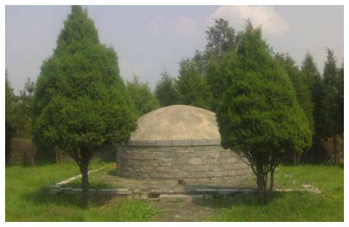 而褚英的坟地,被葬在了辽阳鲁山,很不显眼,甚至连个石碑文都没有,当地