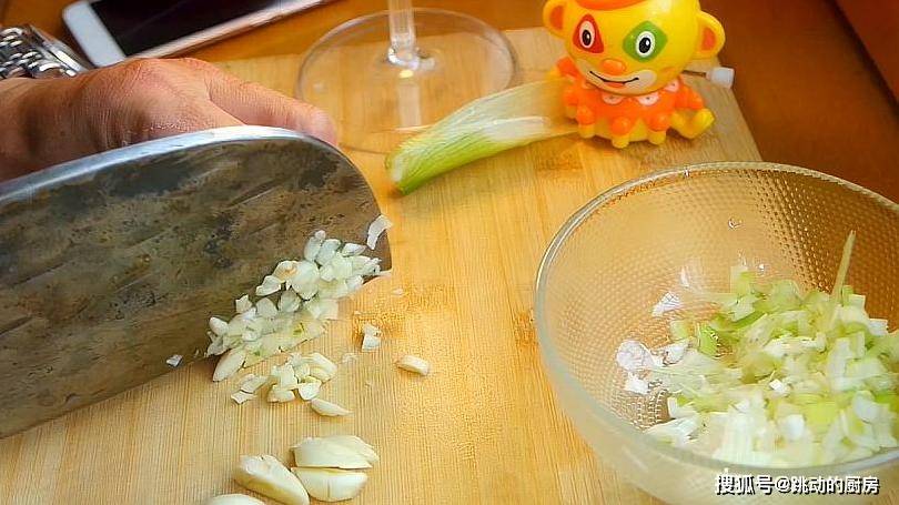 原创
想吃油泼面自己在家做,简单的食材,做出来正宗又好吃