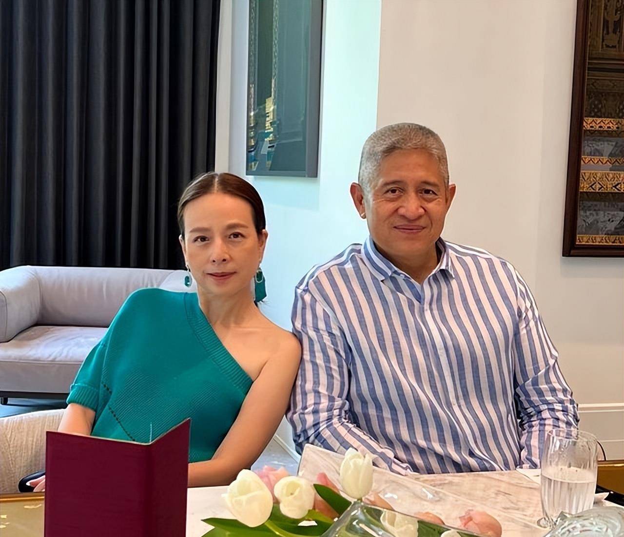 原创57岁华裔富婆晚宴造型惊艳穿薄纱蓝裙像少女一字锁骨太美