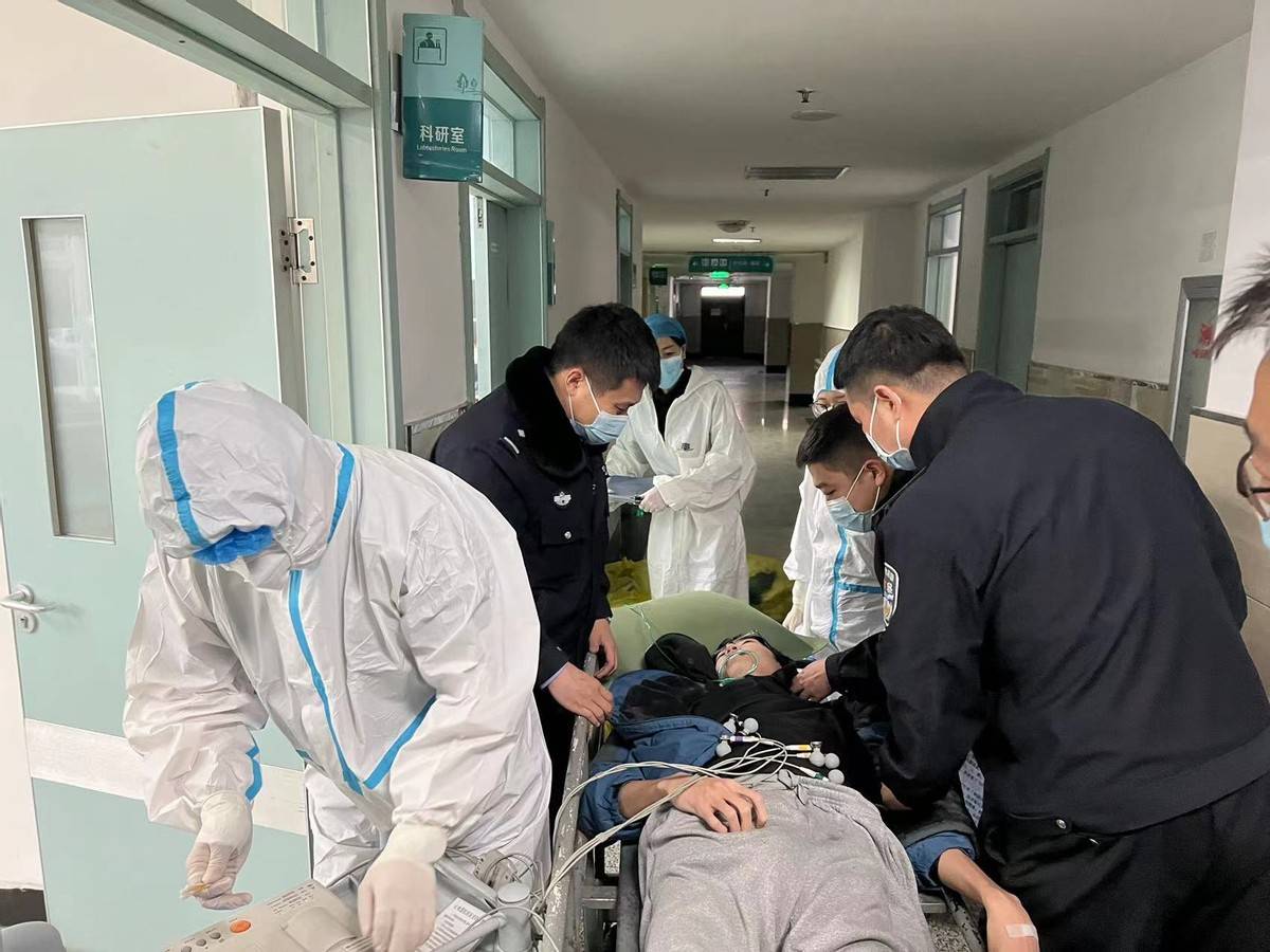 男子晕倒前拨打110报警 依兰民警火速救援成功_关岳_急救室_身体