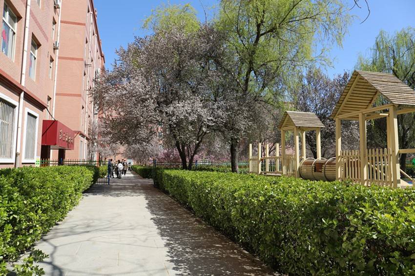 图说贺阳生机盎然的保定科技中等专业学校