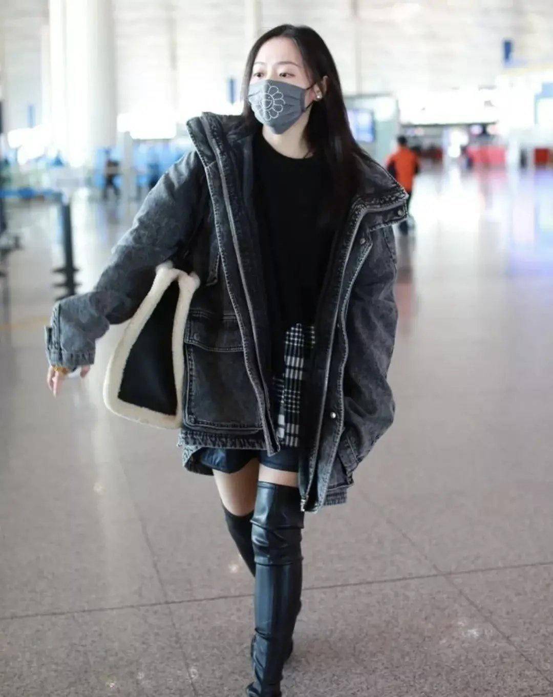 原创张靓颖大廓形牛仔外套搭配拼接卫衣一双长靴尽显帅气青春帅气