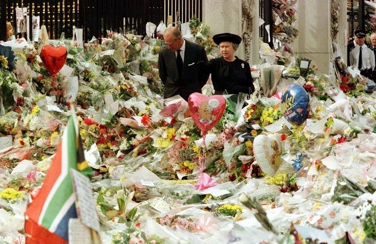 认为戴安娜已经不是王妃了,只要按符合她身份的常规操作来举行葬礼