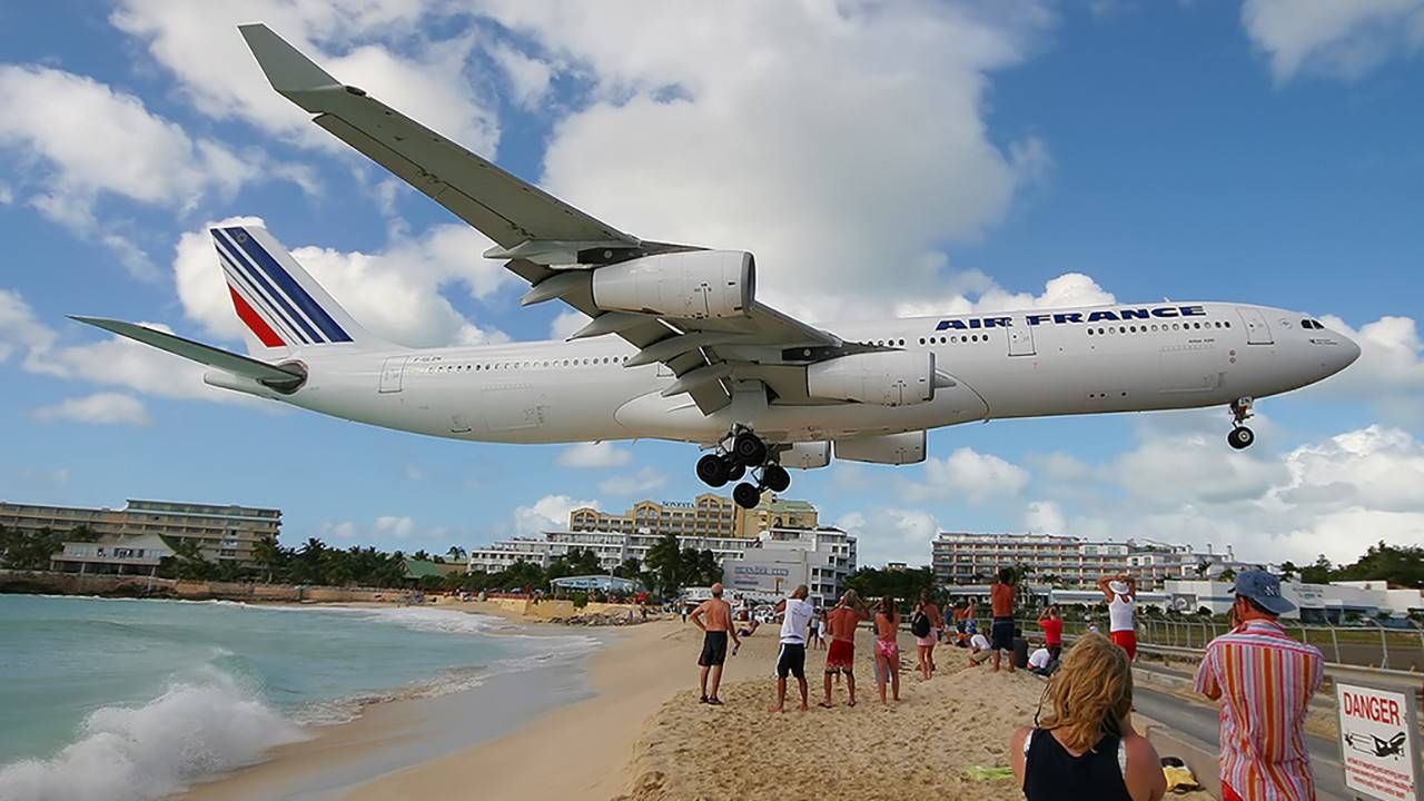 世界最危险的沙滩：飞机经过的时候，距离海滩只有20米高！