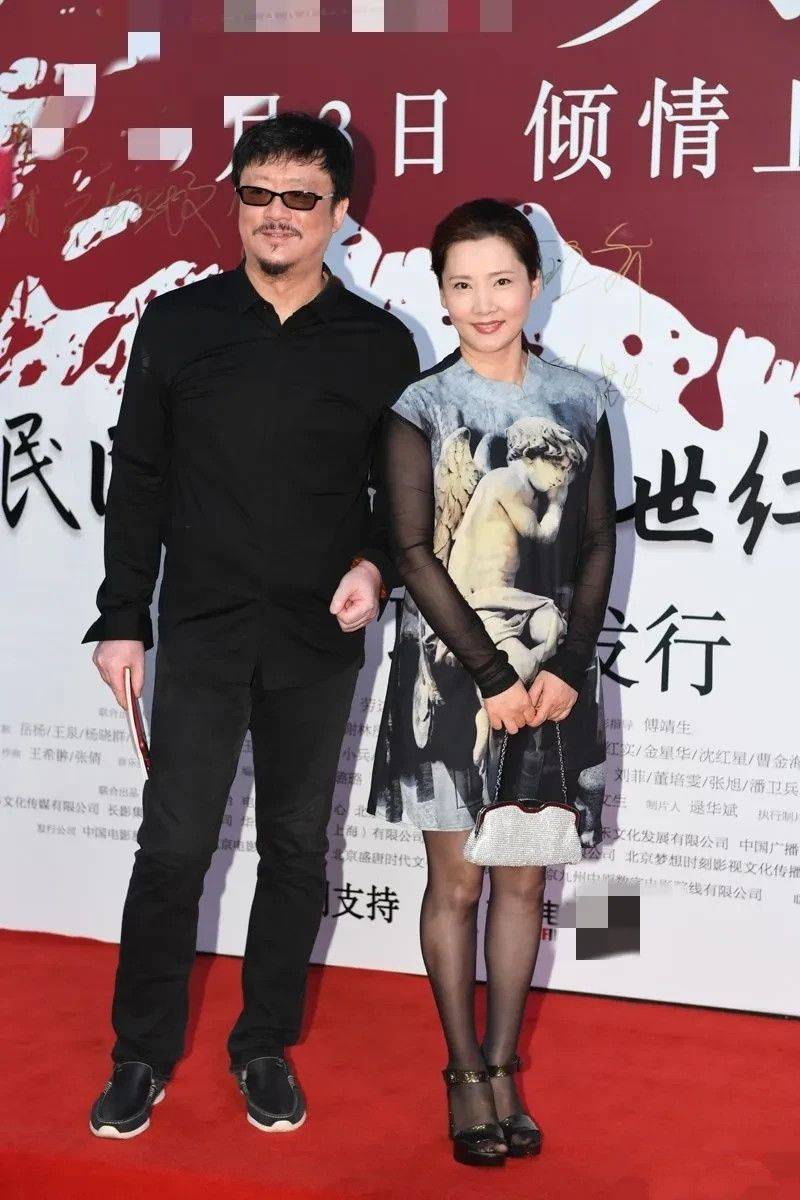 原创何赛飞老得自然穿印花裙并不减龄但比素人大妈要漂亮有气质