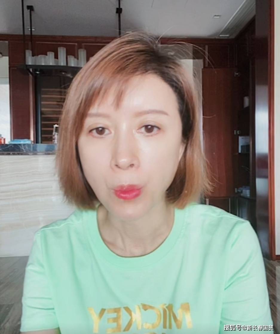 47岁孔雀公主金巧巧素颜照曝光撞脸六小龄童