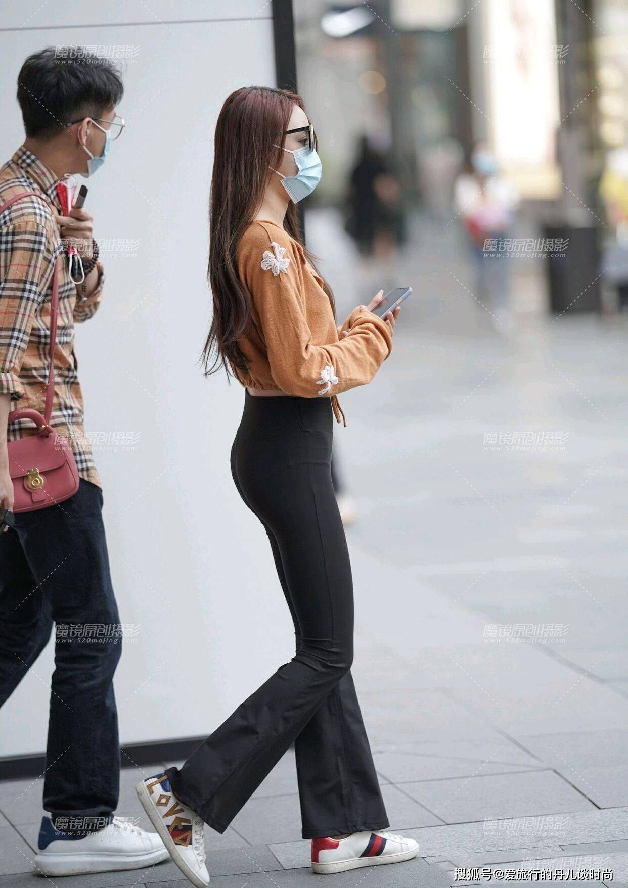 长发小姐姐身穿棕色印花开衫搭配黑色休闲喇叭裤女人味十足