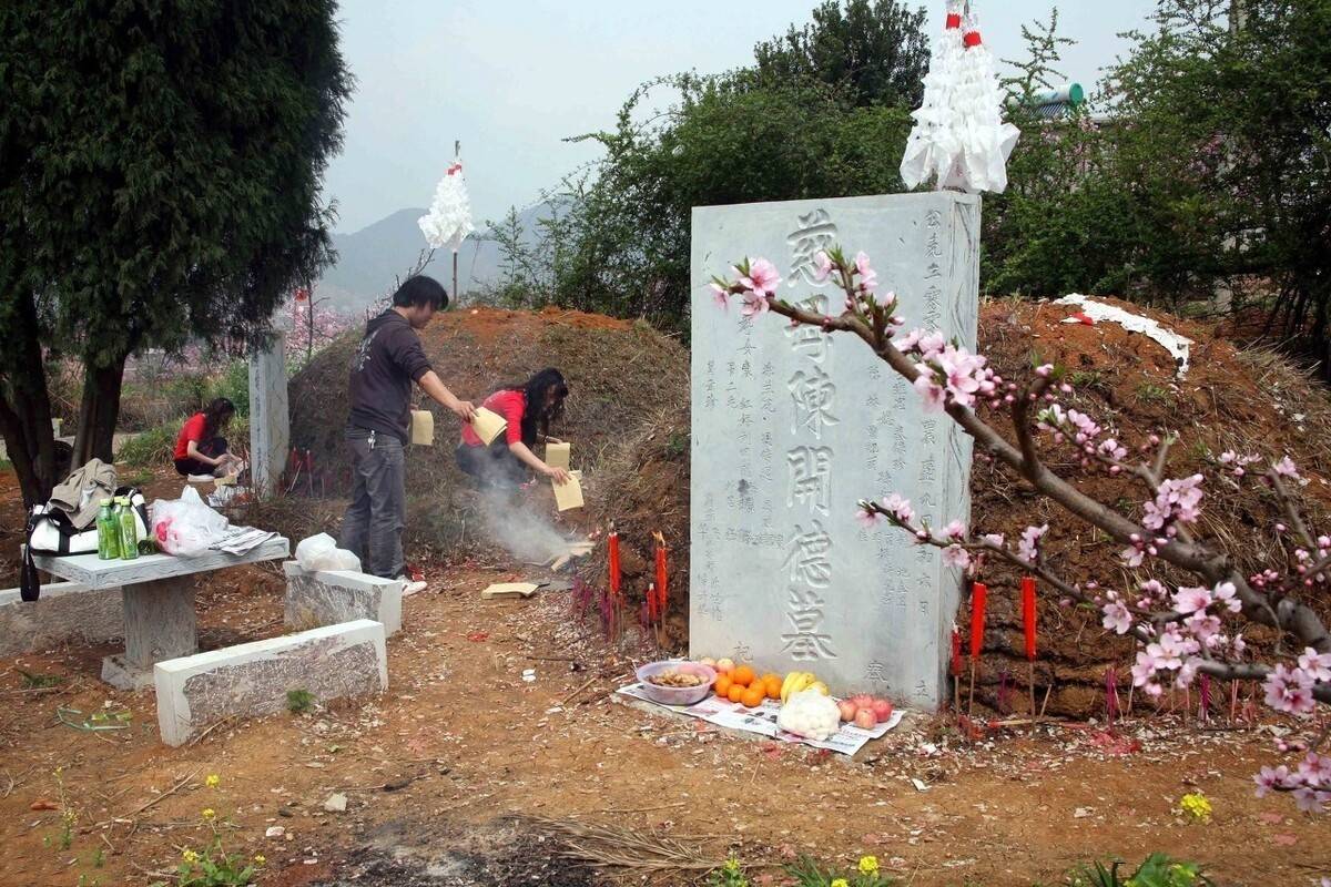 掃墓祭祖的時候人們往往還會點燃香火,焚燒紙錢,燃放炮竹