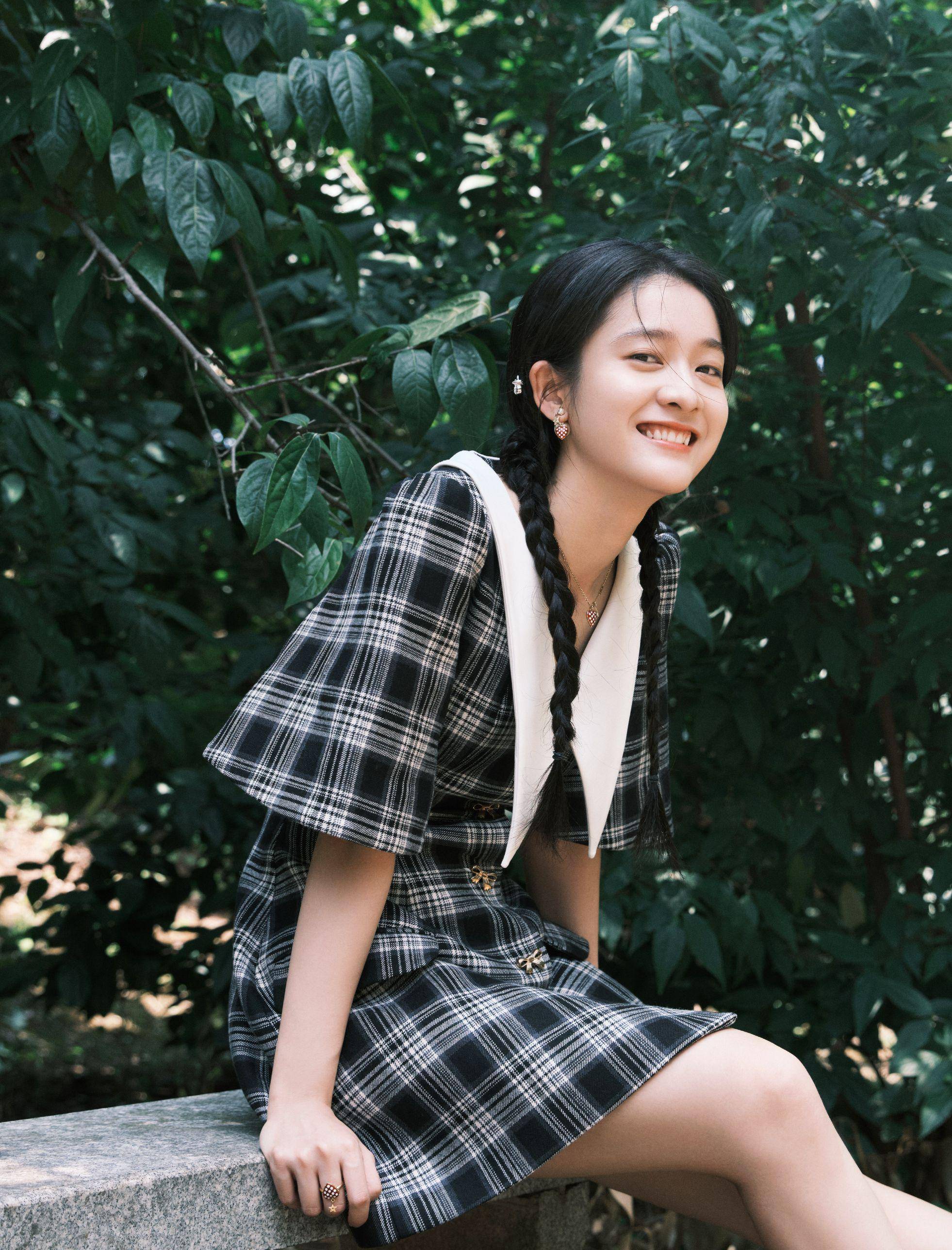 "新生小花旦"张雪迎,穿拼接针织衣配阔腿牛仔裤,个性又时髦!