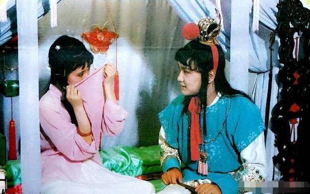 谈起金玉良缘,贾宝玉一时气恼,拽下脖项上的通灵宝玉就往地上砸,林