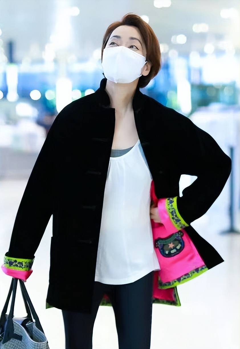 原创毛阿敏真是奶奶辈榜样穿中式外套配瑜伽裤59岁依然很时髦