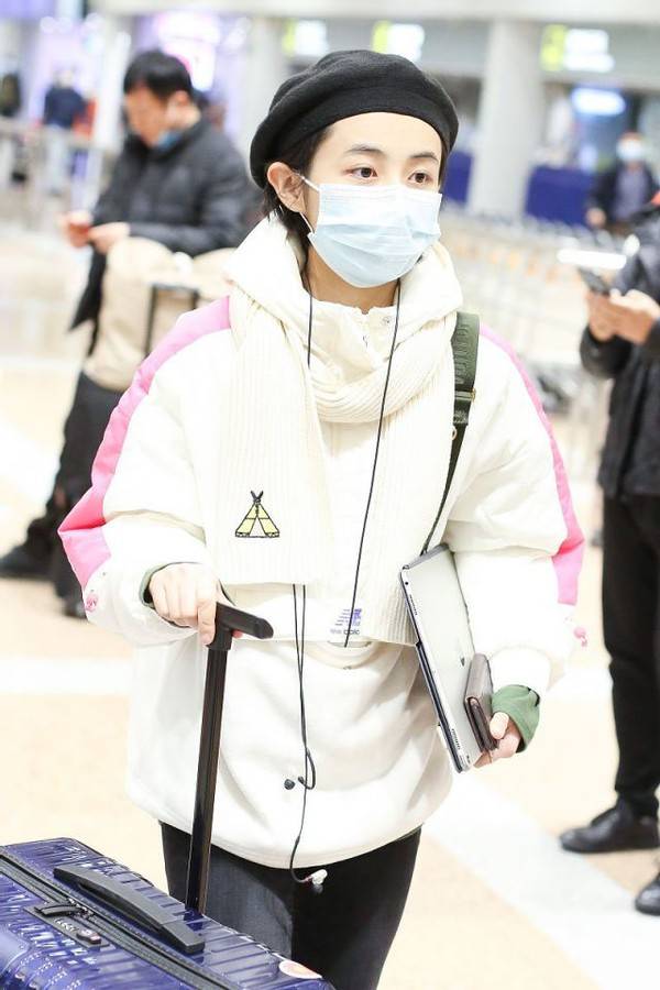 原创19岁张子枫也太有品了吧用松垮卫衣搭贝雷帽休闲与优雅兼具