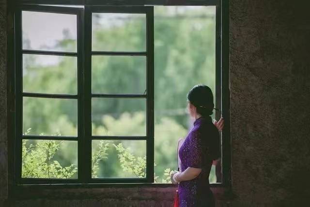 五十多岁的女性拍背影照太单调6个技巧背影照也能优雅美丽