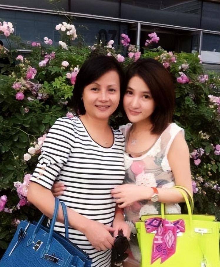 她开始有意地包装郭美美,并为女儿打造出一个"白富美"的名媛人设.
