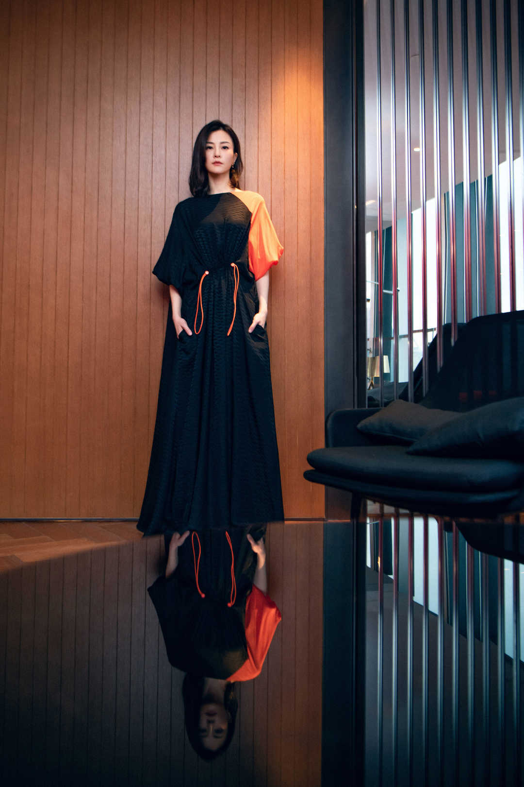 原创刘孜从不赶时髦却气质惊艳穿拼色连衣裙配齐肩发型高级又优雅