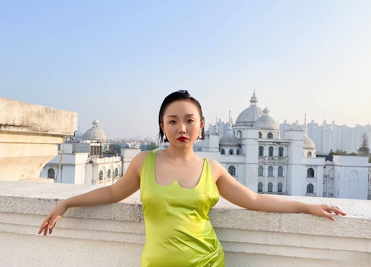 原创微胖女星辣目洋子晒美照肉感美引争议网友凤姐第二