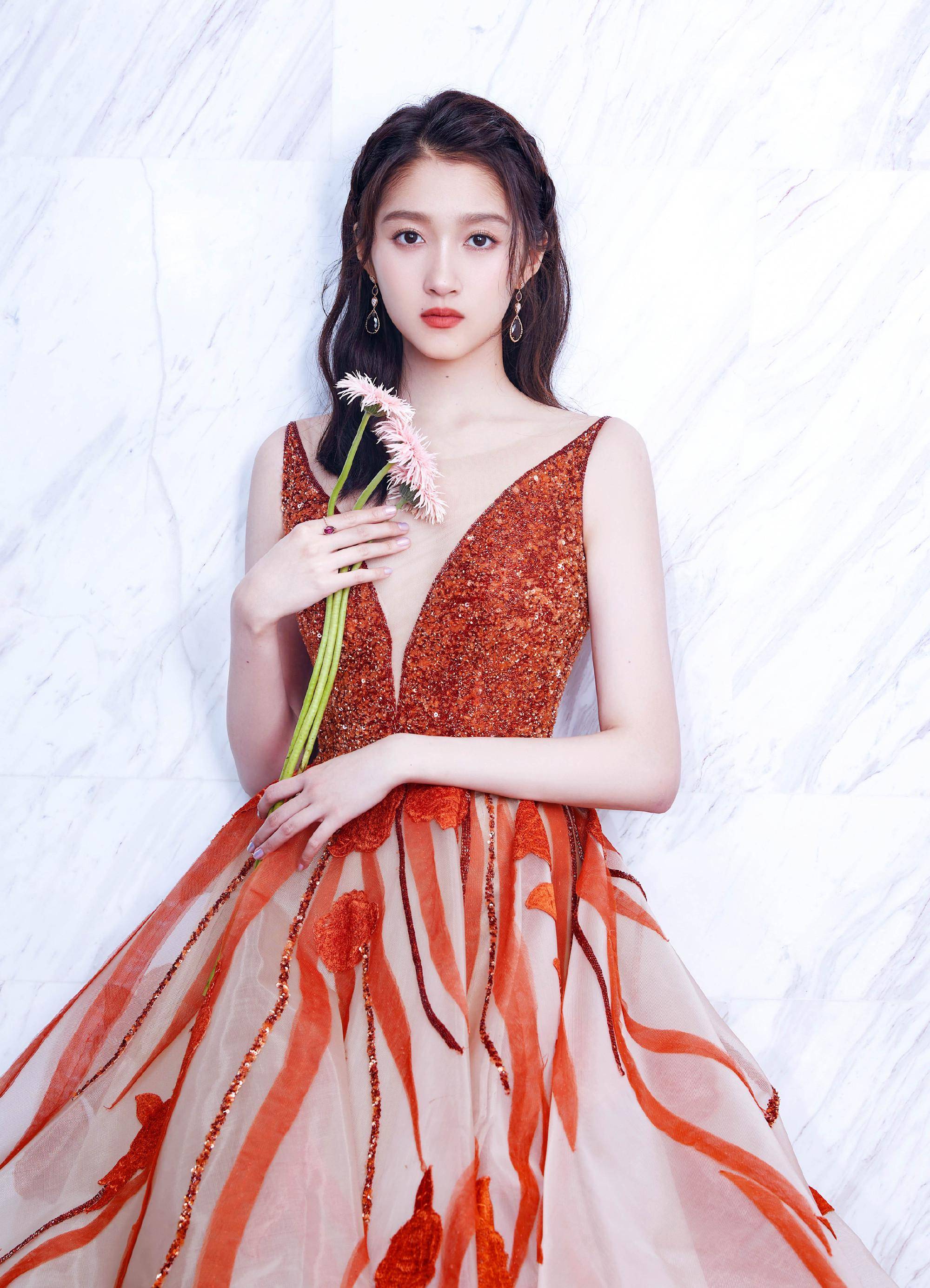 原创国民闺女关晓彤身穿藕荷色薄纱配红色刺绣气质夺目照人