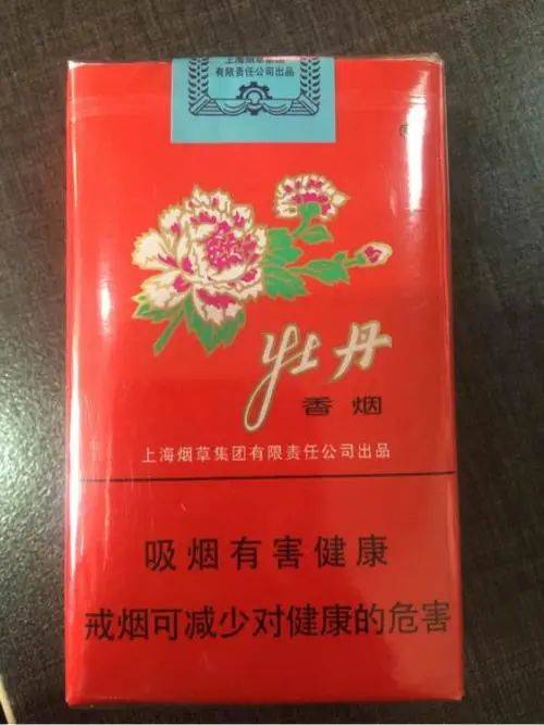 这款烟一度被称为"小中华",因为和中华的口感有点雷同,所以好多人都