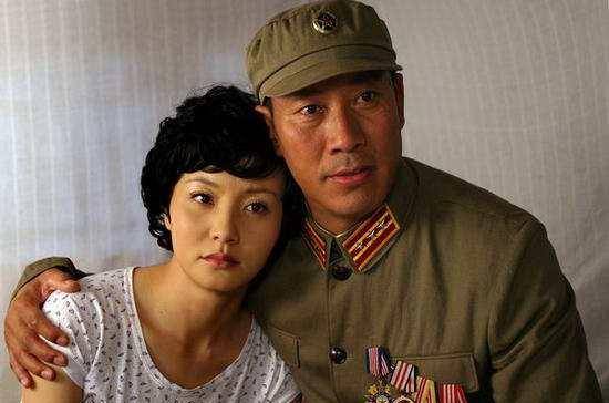 61岁老戏骨吴京安近照,高干子弟,小娇妻身份成成谜_闫妮_女儿_罗盛