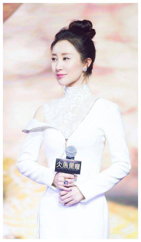 舒畅火了几十年如今靠穿衣蹭热度紧身上衣拉链从肩拉到腰