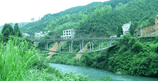 中国最神奇的桥桥身下凹桥墩悬空为国内首创颠覆物理学常识