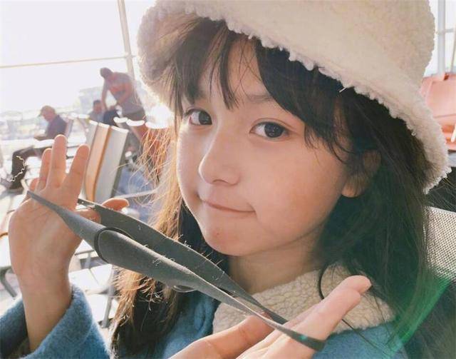 2岁女孩靠"高颜值"年入百万,如今11岁更美,网友