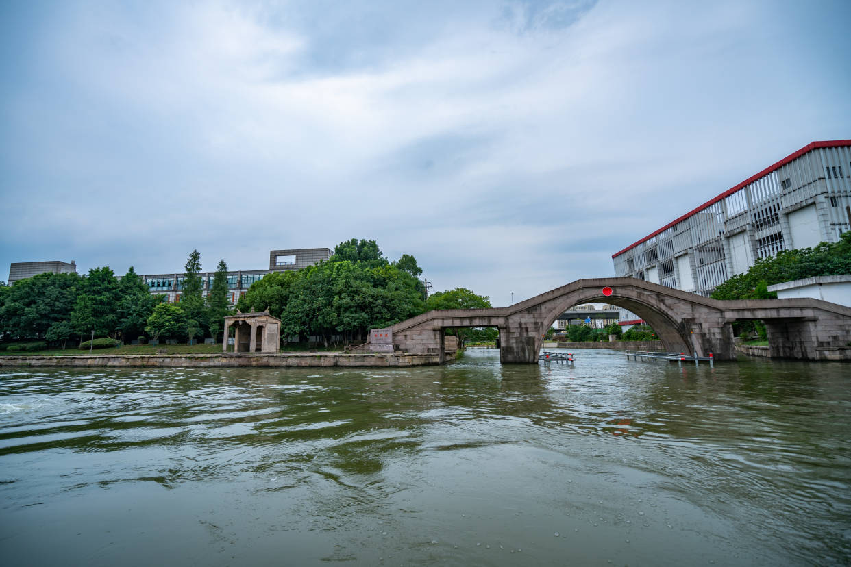 绍兴鲁镇就好像一个小水城，小桥流水人家，有水乡的温情和浪漫