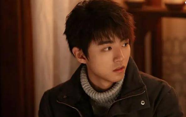 王俊凯塑造了很多不同的形象,其中就包括照片中这个满身泥污,衣着破烂