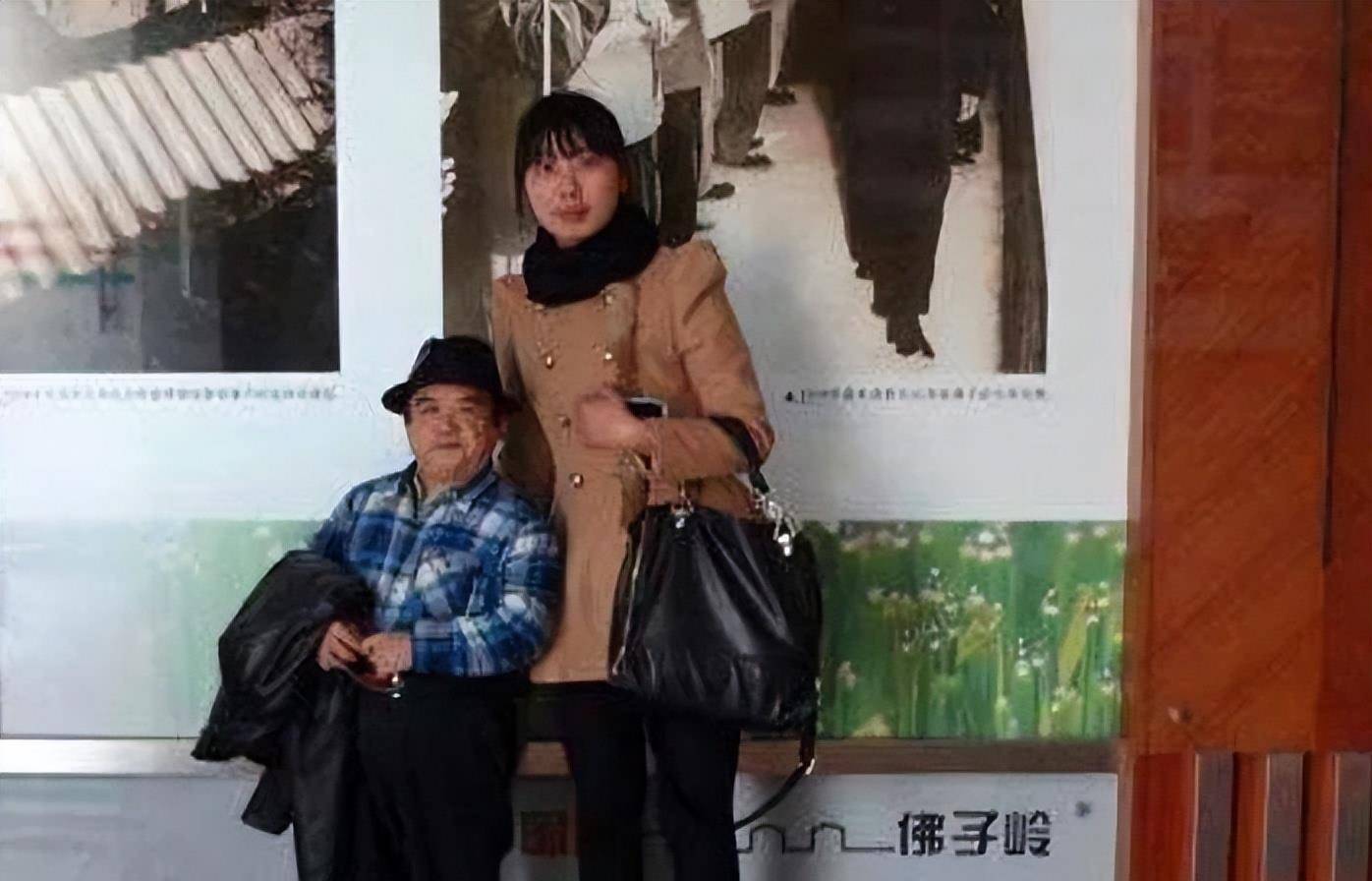 别看他身高只有1米2,演技绝对不输给潘长江,老婆也年轻貌美_陈三木
