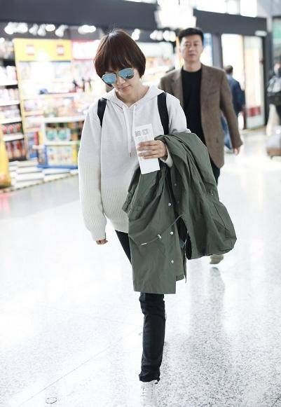 袁泉气质不是吹的穿灰白色短羽绒服配牛仔裤高级感不用装