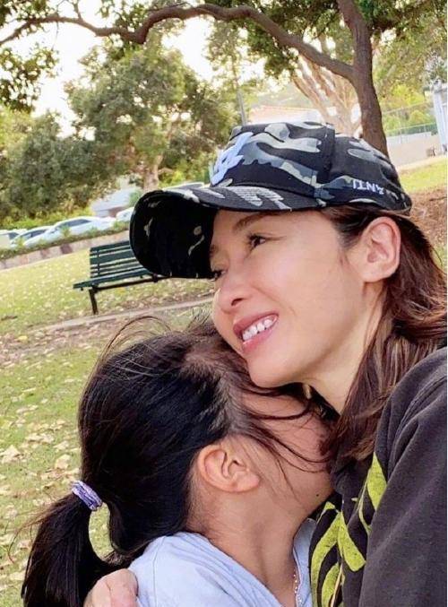 原创黎姿罕见晒女儿照片穿着朴素无阔太模样与女儿嬉闹好似少女