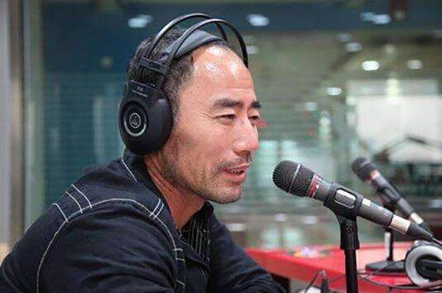 两人现状大不同:一个年入百万,一个工地搬砖_王旭_妻子_刘刚