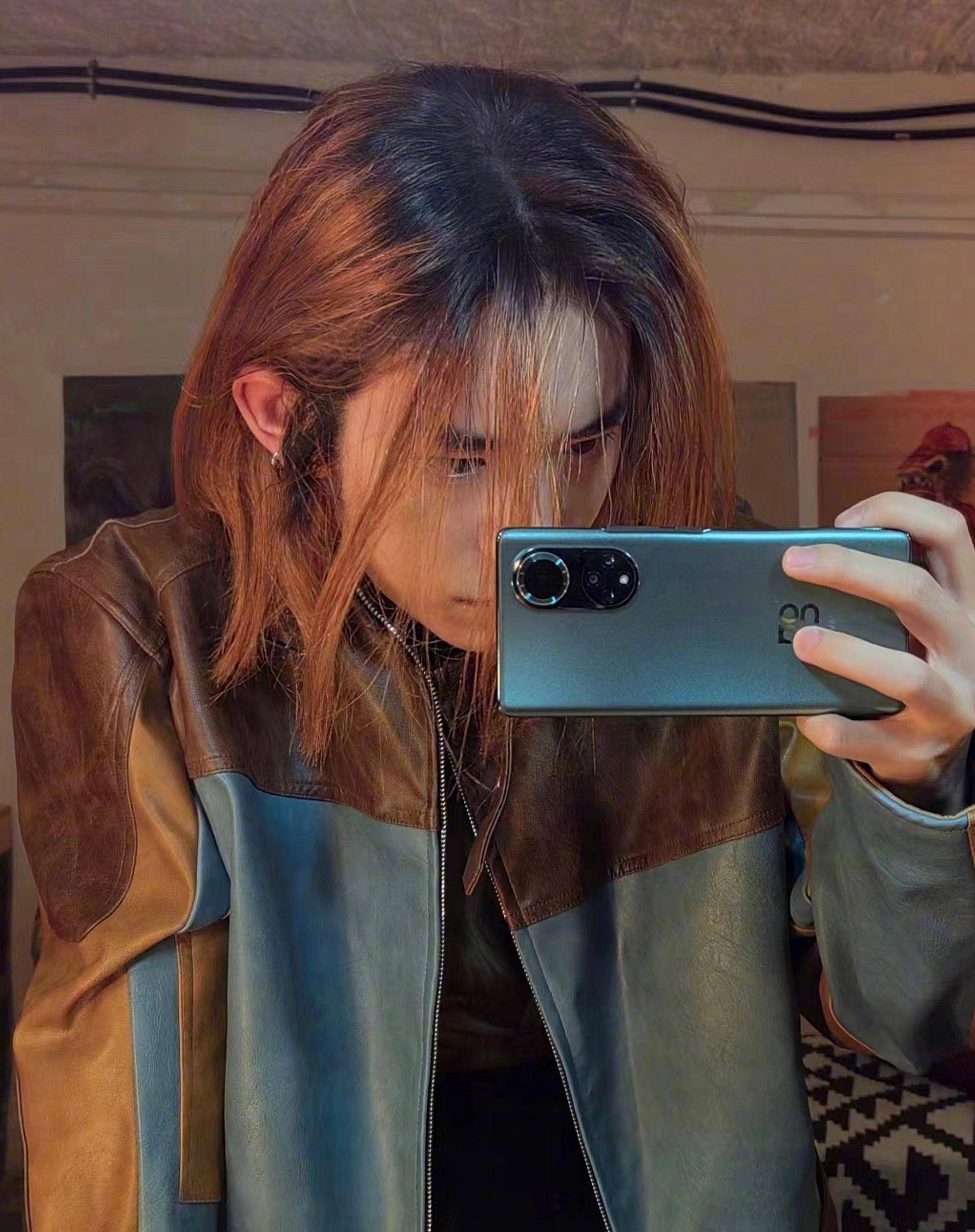 原创狂野少年易烊千玺晒长发对镜自拍竟然还带耳夹了