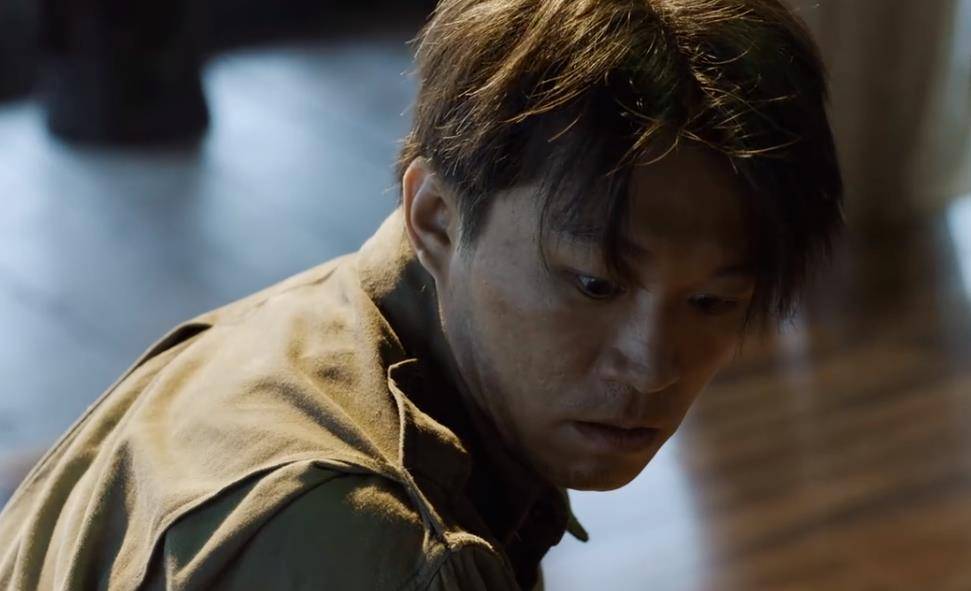 下,燕破岳终于开始逐渐被收服,在见证了范班长和女主艾千雪的实力之后