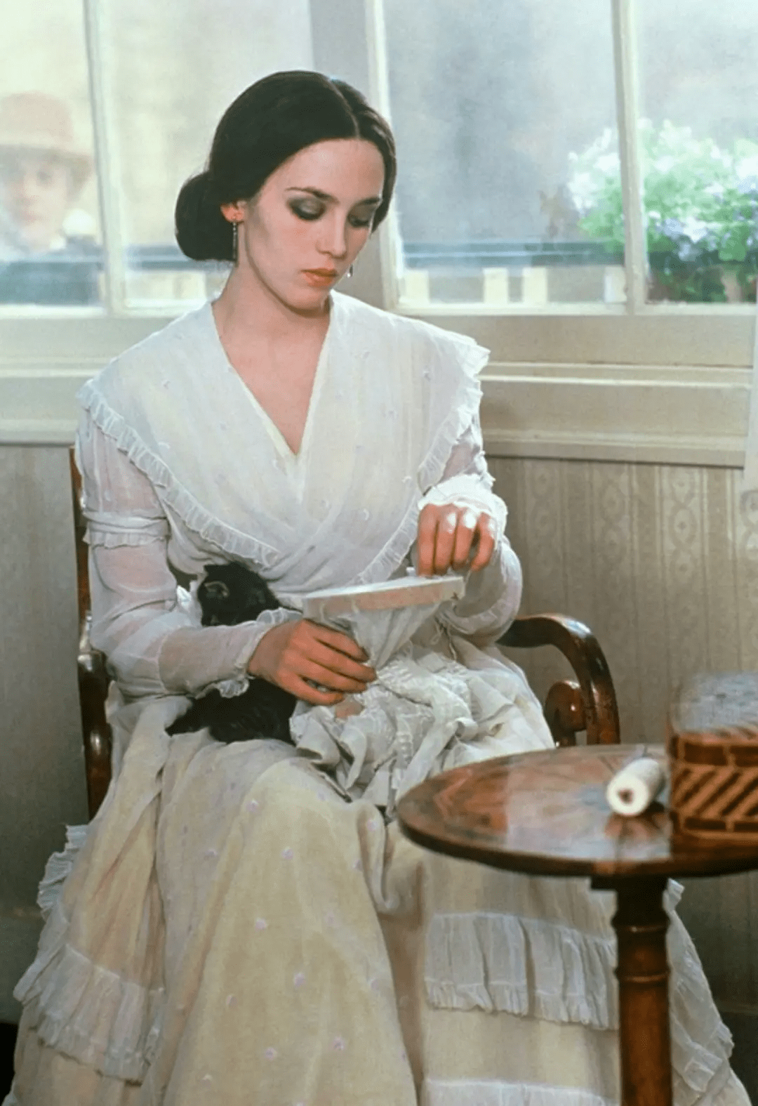 黑夜之中,开门人正是有着恐怖面容,长着尖牙和尖爪子的德古拉伯爵!