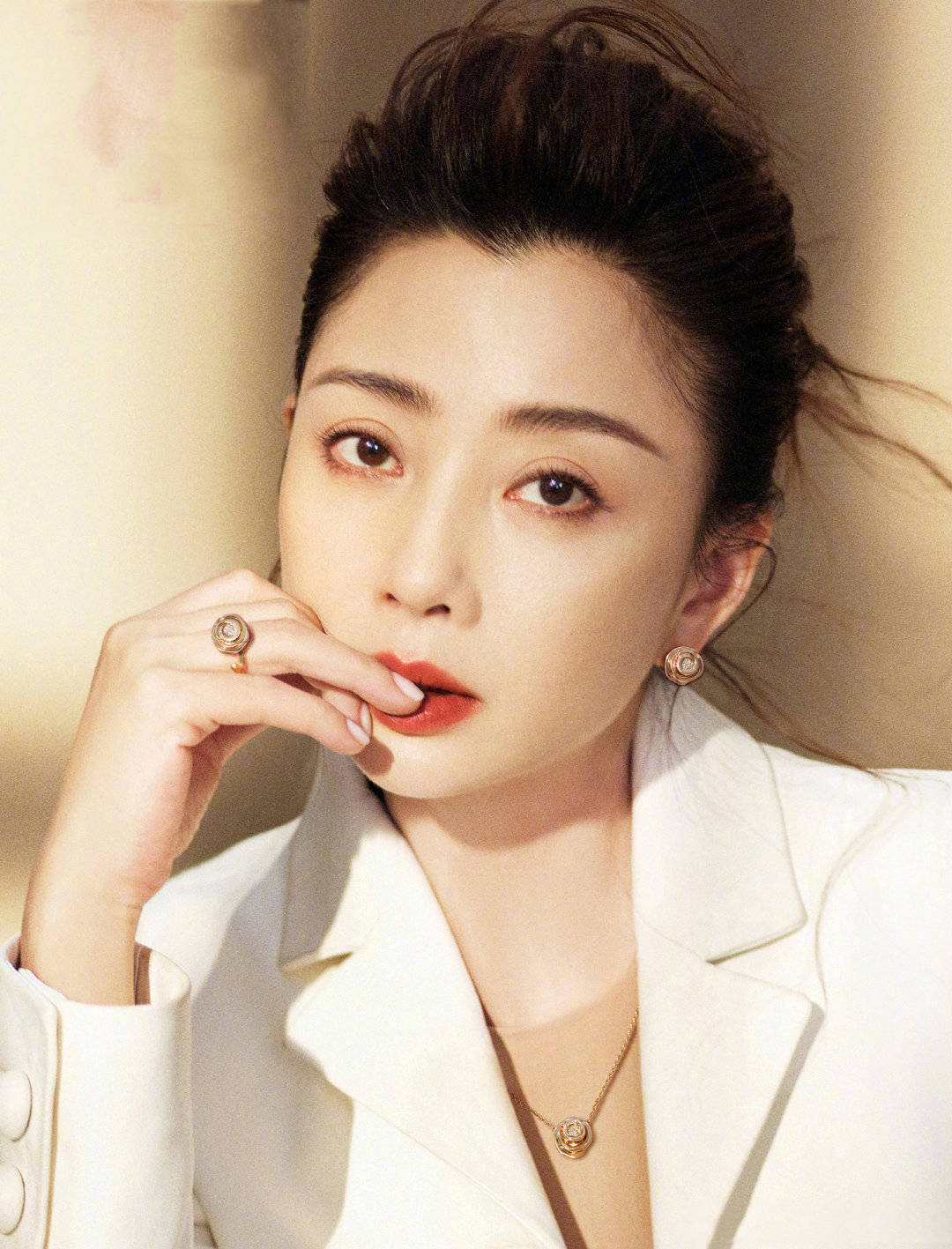 甜美,而且还衬托得整个人容光焕发,仿佛人面桃花相映红,这样的殷桃是