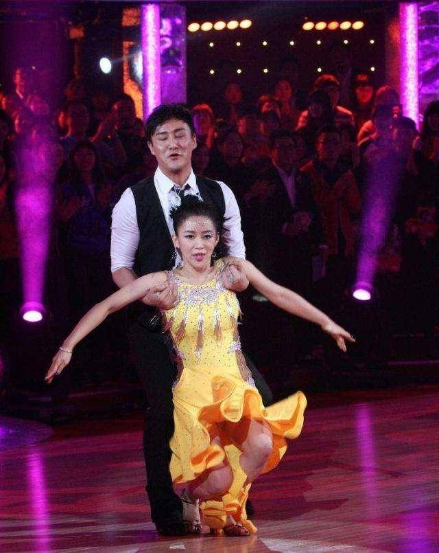 原创潘晓婷罕见跳舞照与小鲜肉热舞表情认真魅力无限裙装太吸睛