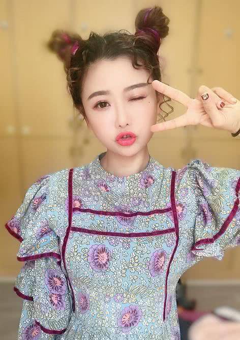 现在两人也是有两个女儿陪伴,yoyo也是经常晒出两个女儿的照片,女儿的