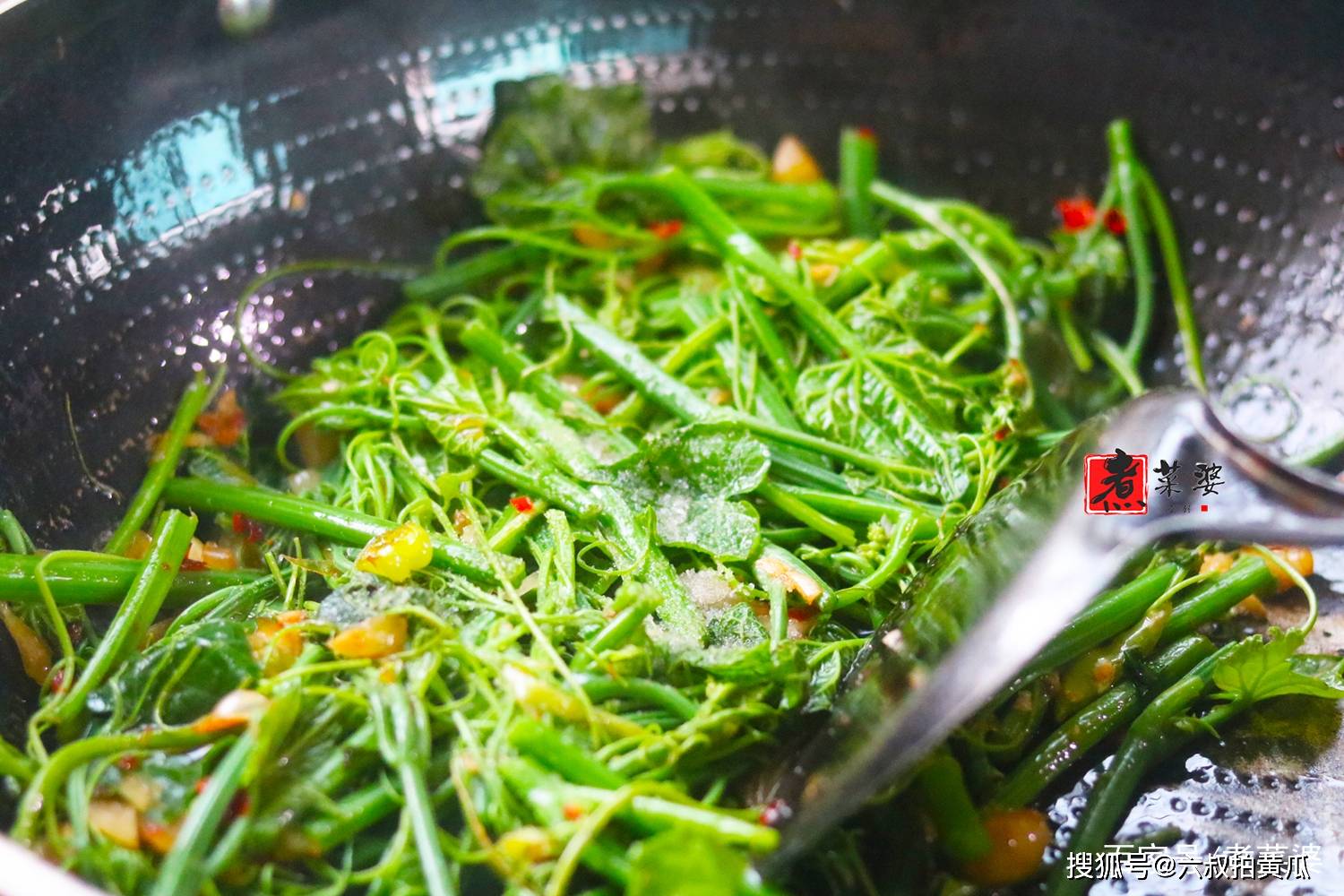 【小煮叨叨】洋丝瓜尖也叫龙须菜,每一根菜尖上都有一条长长的须,一般