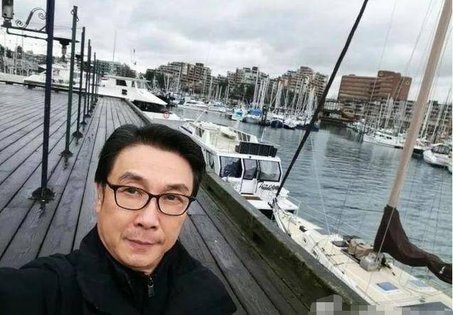 老戏骨刘松仁近照曝光,疑似中风,靠拄拐杖行走,今71岁膝下无子