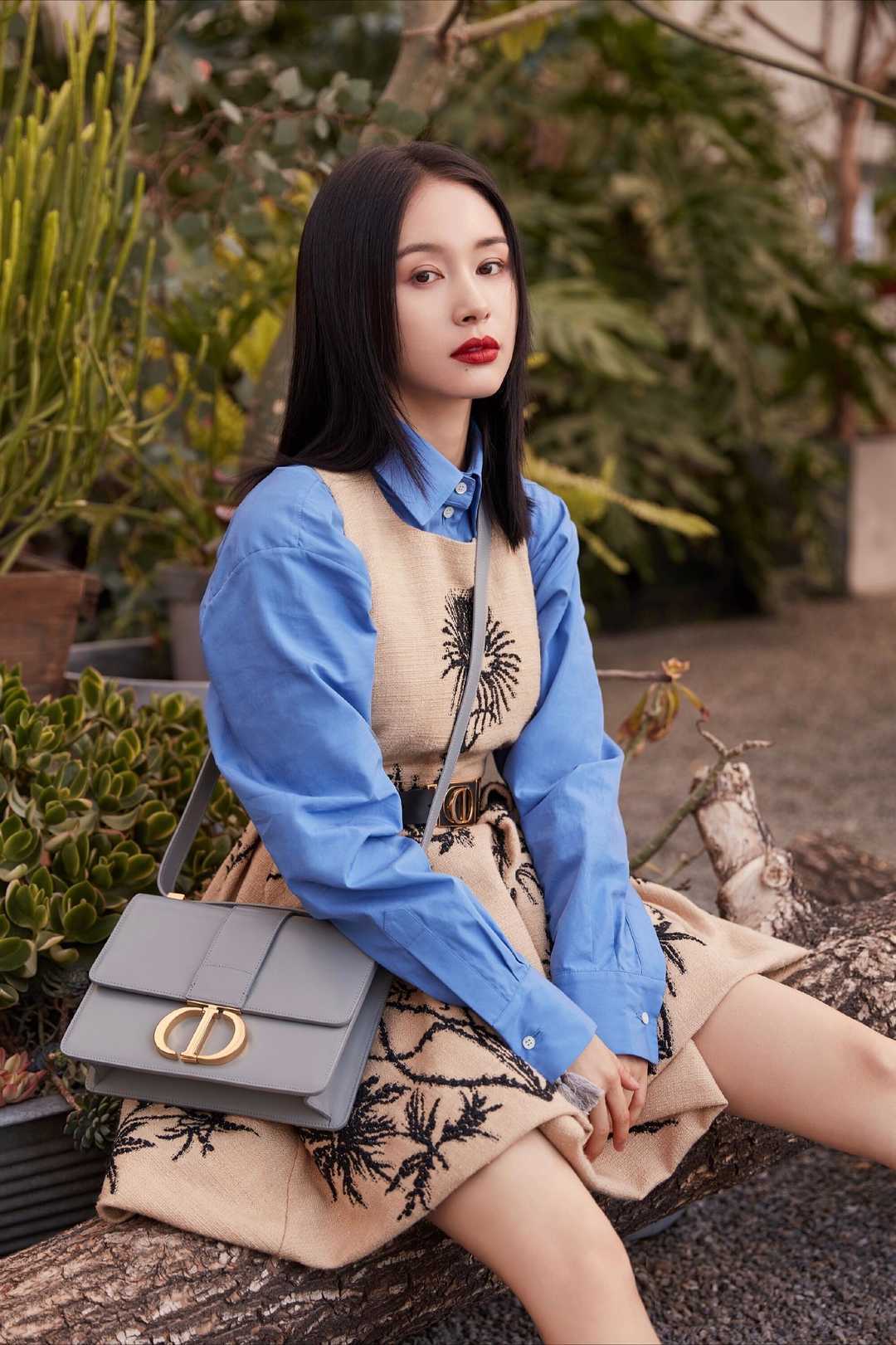 王子文把头发留长一点就像换了一个人穿蓝衬衫配连衣裙太美了